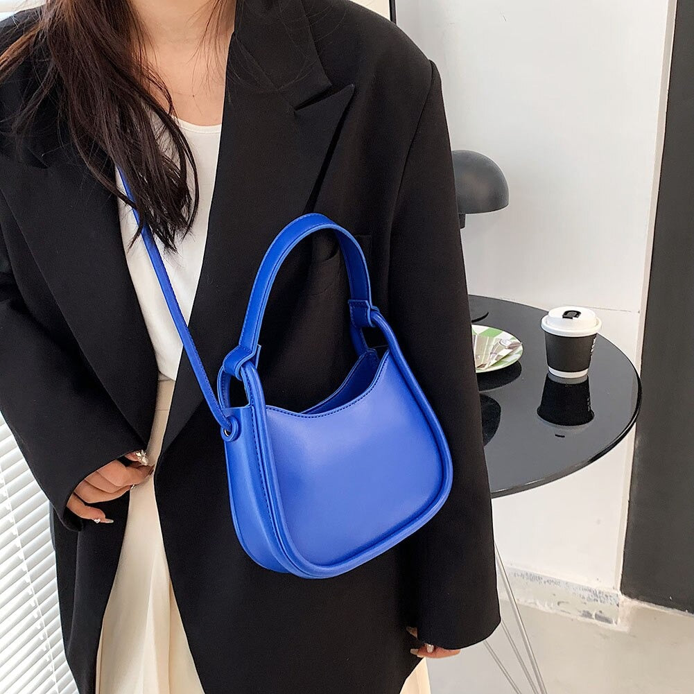 Sleek Black Leather Shoulder Bag with Curved Base