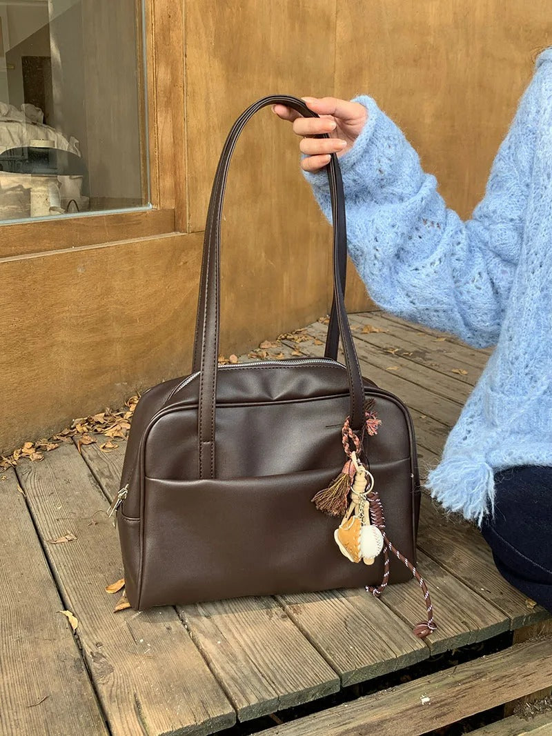 Sleek Leather Shoulder Bag with Zip Top