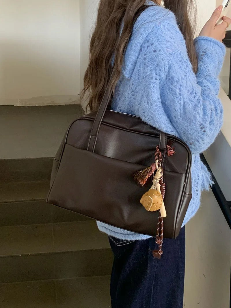 Sleek Leather Shoulder Bag with Zip Top
